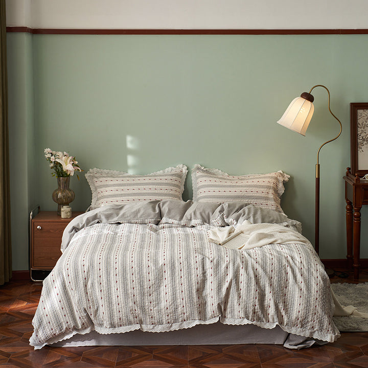 Romantic bedding set made of cotton-linen with fine wave quilting and ruffle edge