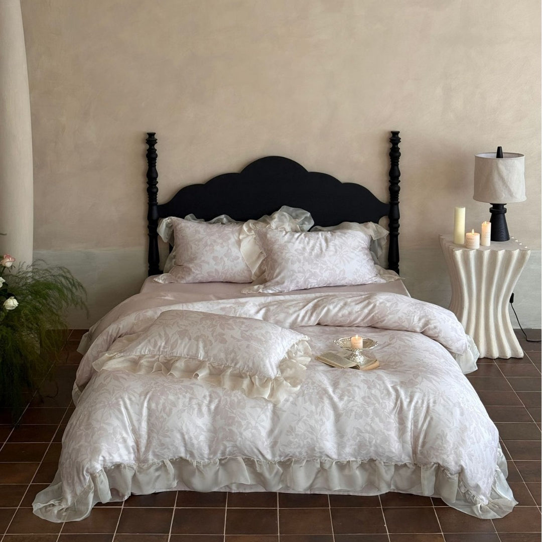 Romantic bedding set in floral jacquard with decorative frill