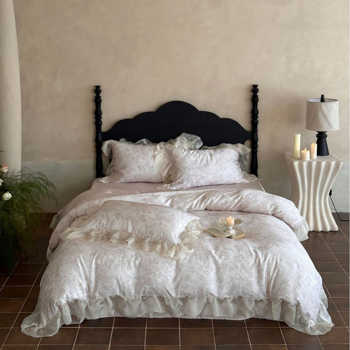 Romantic bedding set in floral jacquard with decorative frill