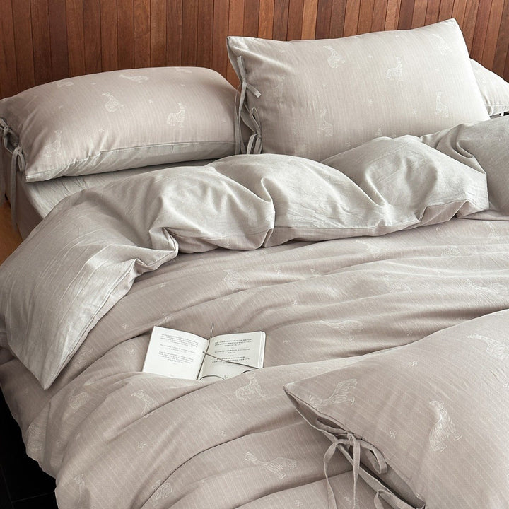 Reversible bedding set made of cotton-linen with a sketched sheep pattern and decorative ties