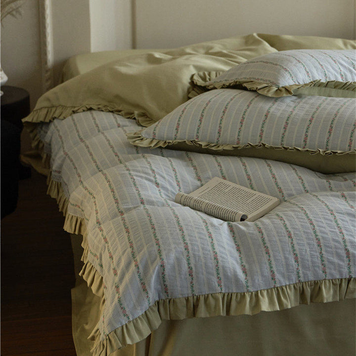 Bedding set with fine striped texture, ruffled border and breathable cotton blend