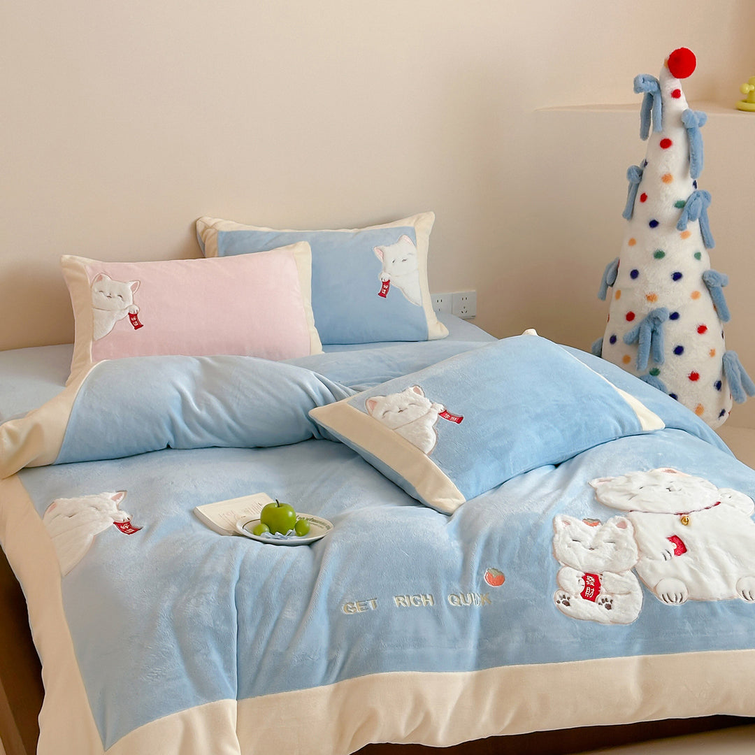 Velvety bedding set with embroidered lucky cat