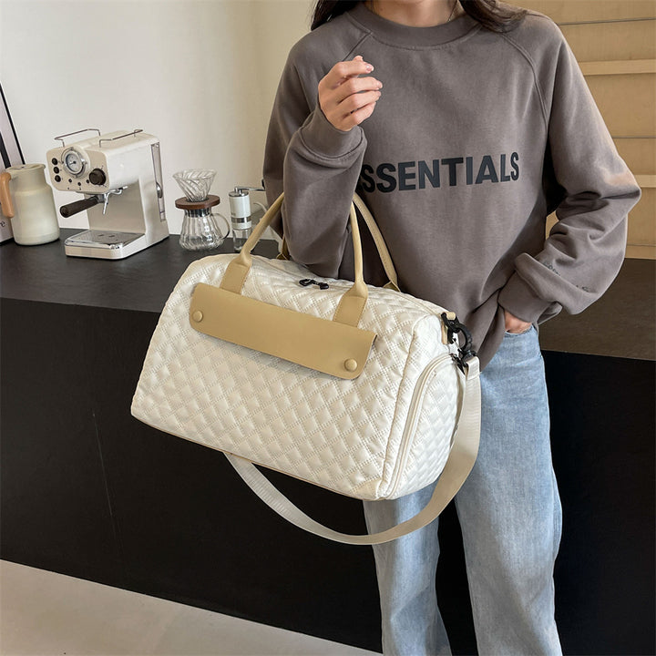 Sporty travel bag with ergonomic carrying system and water-repellent material Stornfield