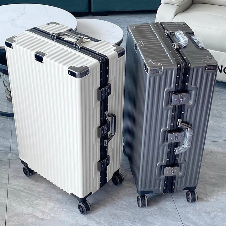 Hard-shell suitcase with integrated combination lock and silent wheels Stornfield