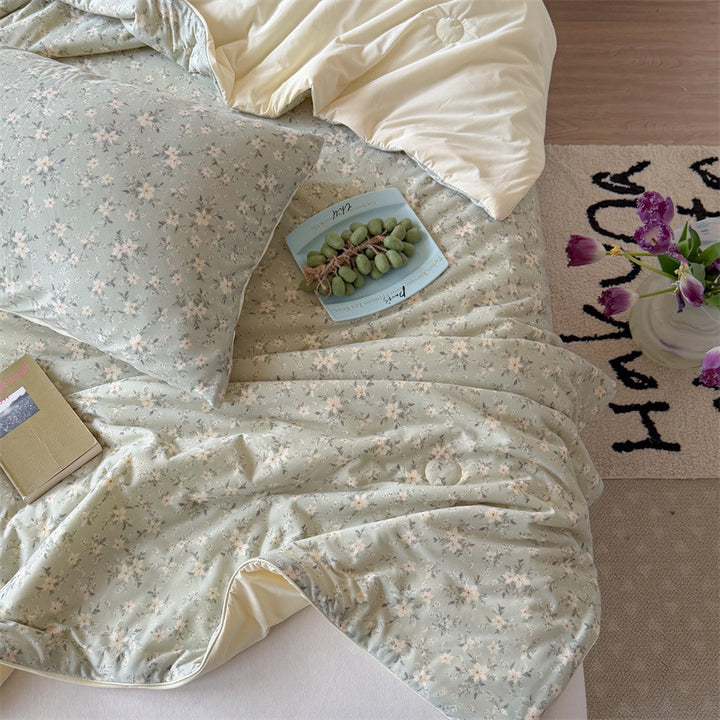 Children's bedding set made of cotton mix with quilted lightweight blanket and star cartoon motif