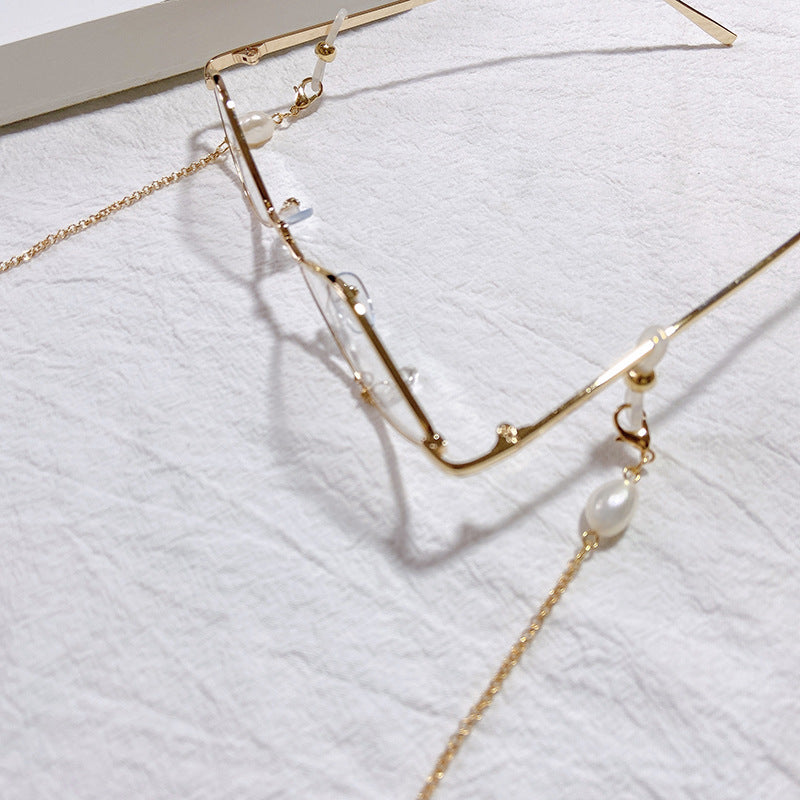 Elegant jewelry holder chain with pearl and gold accents Stornfield