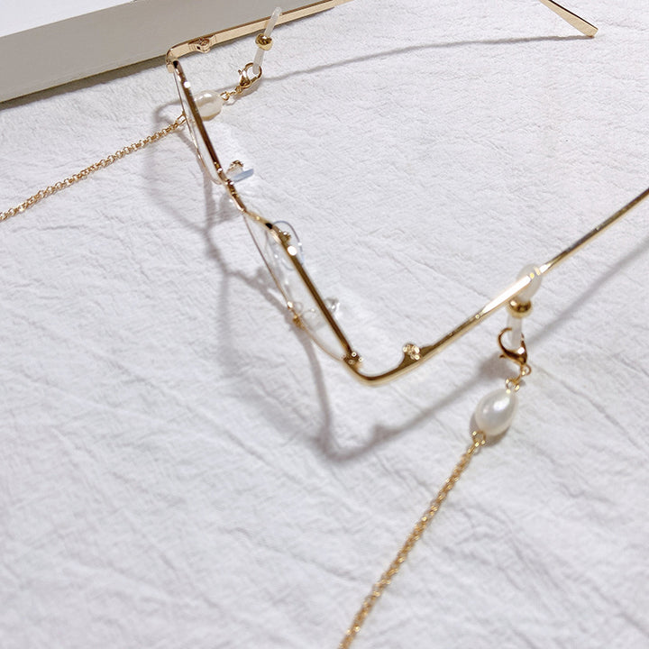 Elegant jewelry holder chain with pearl and gold accents Stornfield