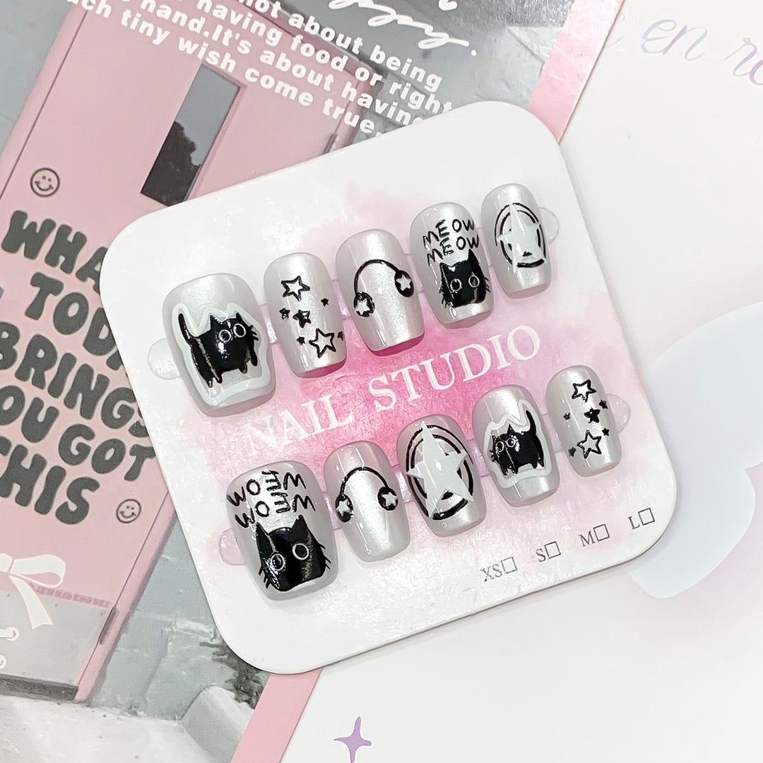 Playful nail art with cat motifs Stornfield