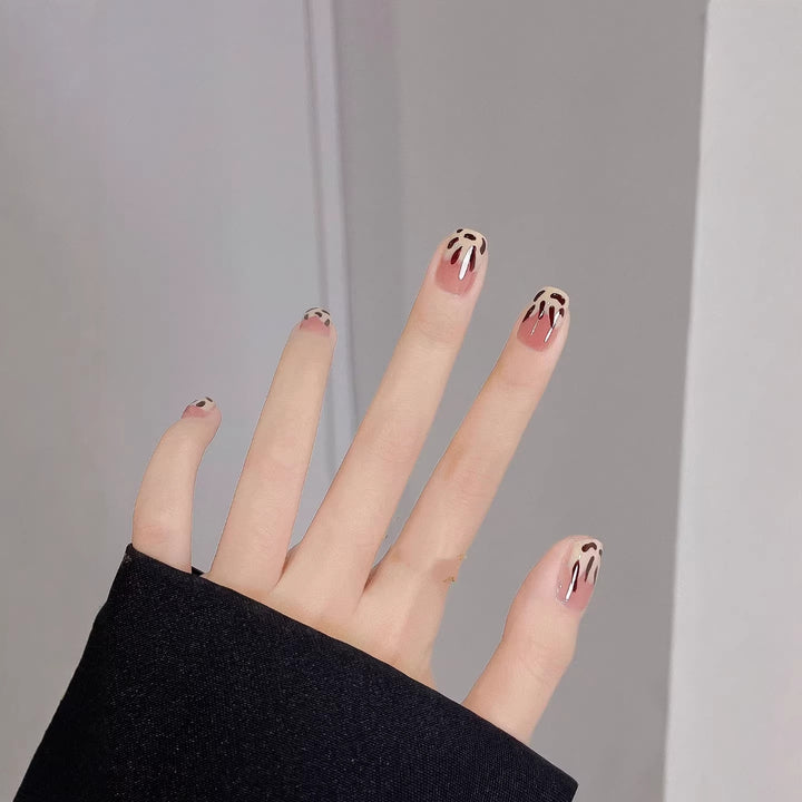 Artistic Press-On Nail Set with Modern Abstract Design
