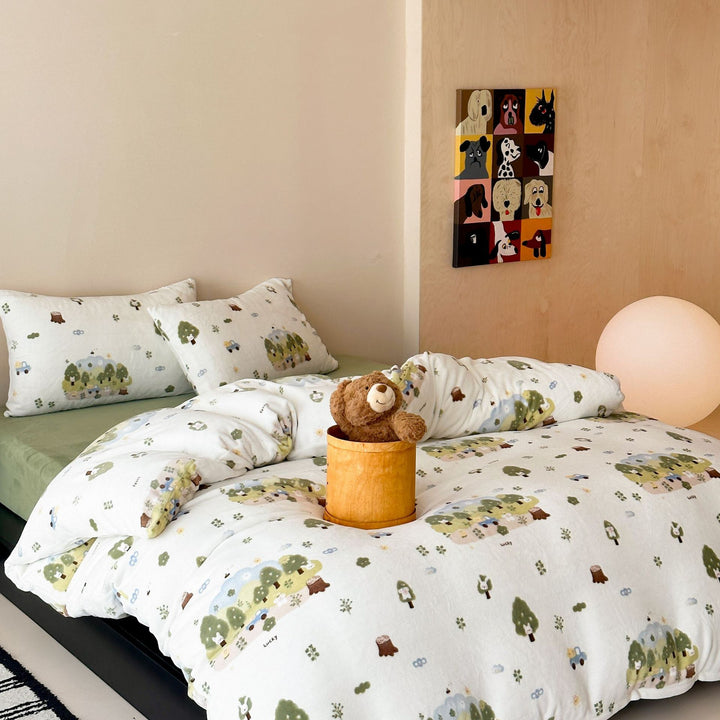 Reversible children's bedding set made of soft microfiber with cute bear and car print