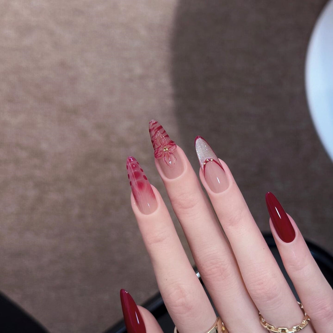 Artificial nails with floral and glamour details Stornfield