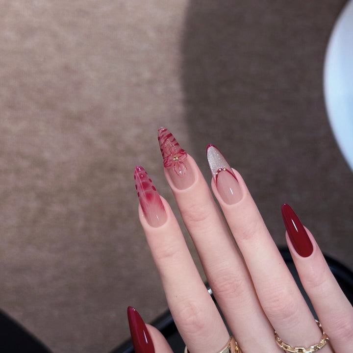 Artificial nails with floral and glamour details Stornfield