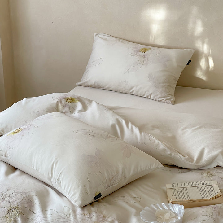 Luxurious cotton satin duvet cover set with floral vintage pattern and pillowcases