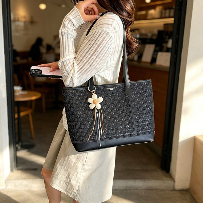 Fashionable tote bag with textured design Stornfield