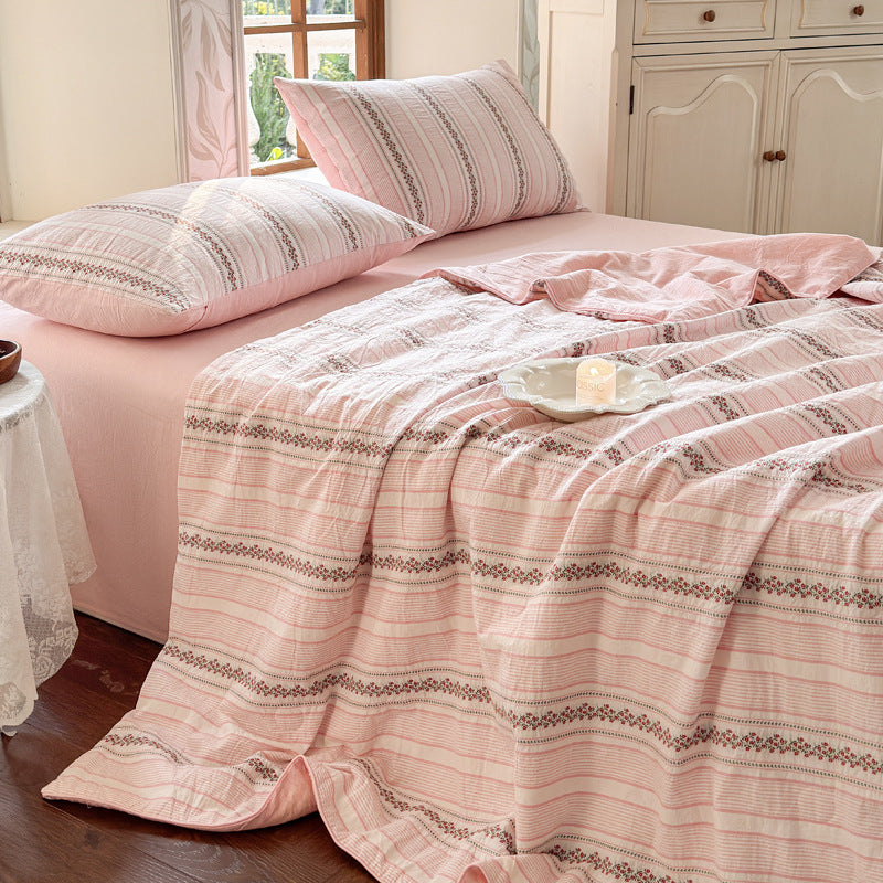 Quilt set in quilted cotton muslin with reversible function, delicate floral print and matching fitted sheet