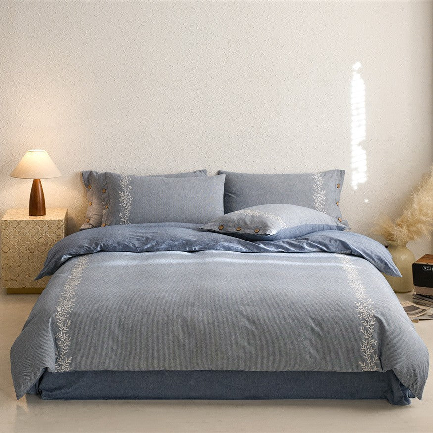 Bedding set made of breathable cotton satin with side floral embroidery