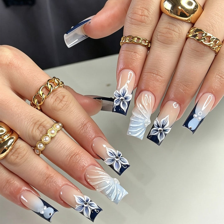 Artificial nail set with floral and elegant decorations Stornfield
