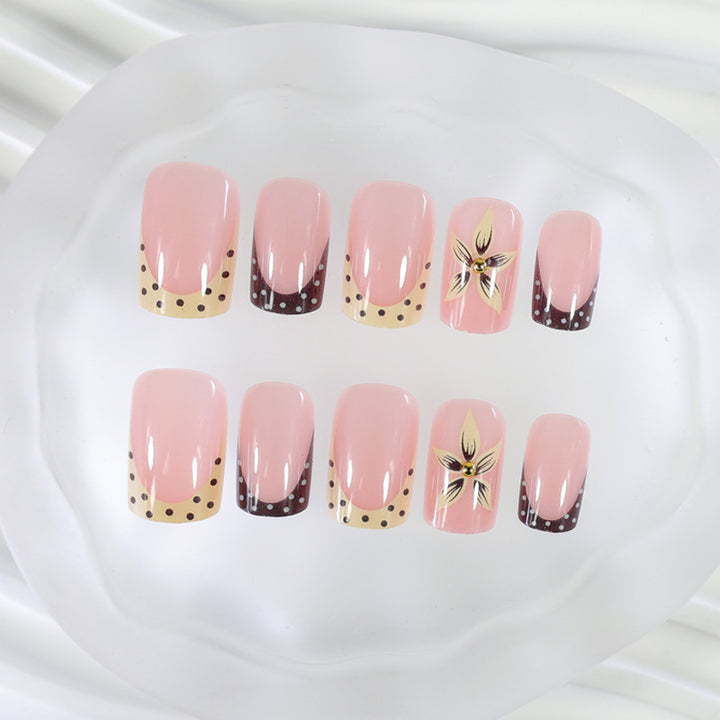 Artificial nails with trendy designs Stornfield
