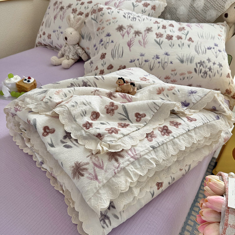Women Cozy Bedspread with Playful Floral Pattern Stornfield