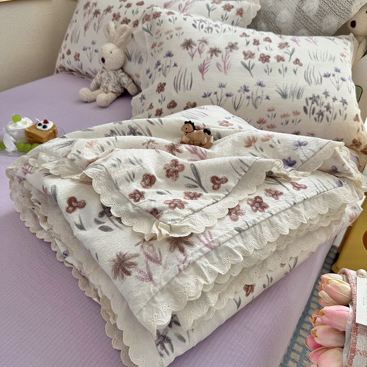 Women Cozy Bedspread with Playful Floral Pattern Stornfield