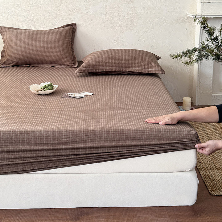 Elastic fitted sheet made of cotton jersey with deep pocket and stretchy all-around elastic