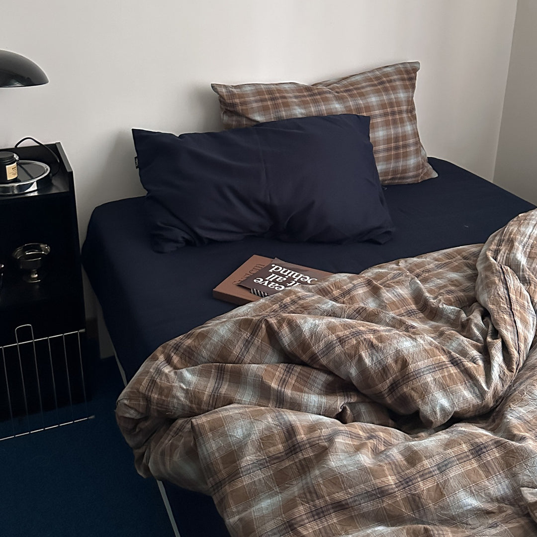 Checked bedding set made of linen-cotton mix with fitted sheet and pillowcases