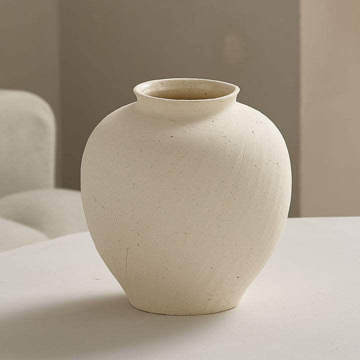 Elegant ceramic vase with organic shapes Stornfield