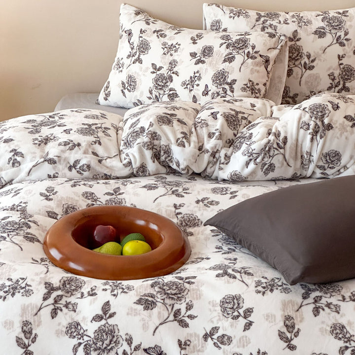 Reversible children's bedding set made of soft microfiber with cute bear and car print