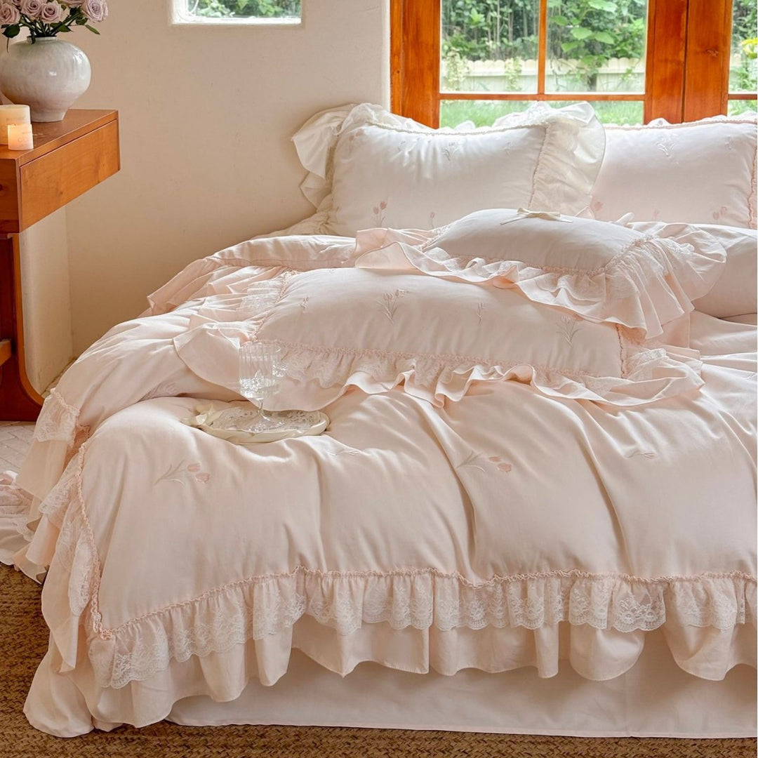 Shabby-Chic bedding set made of soft cotton blend with ruffles and delicate tulip embroidery