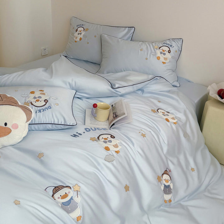 Children's bedding set made of cotton satin with stitched duck appliqués and fitted sheet