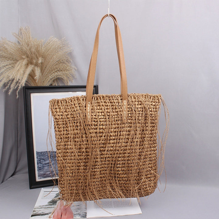 Handwoven beach bag made of natural materials with leather accents Stornfield