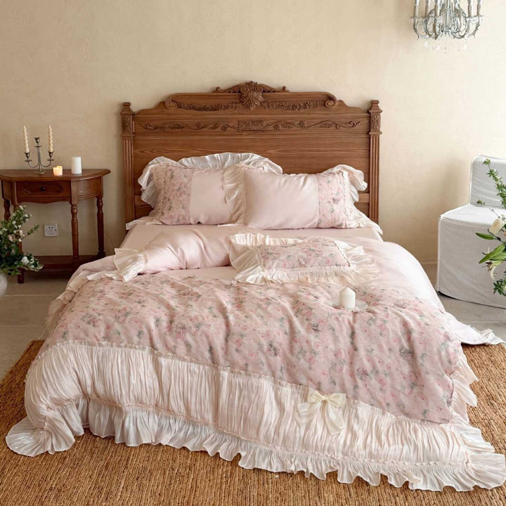 Romantic ruffled bedding set made of satin with floral pattern and ruffle