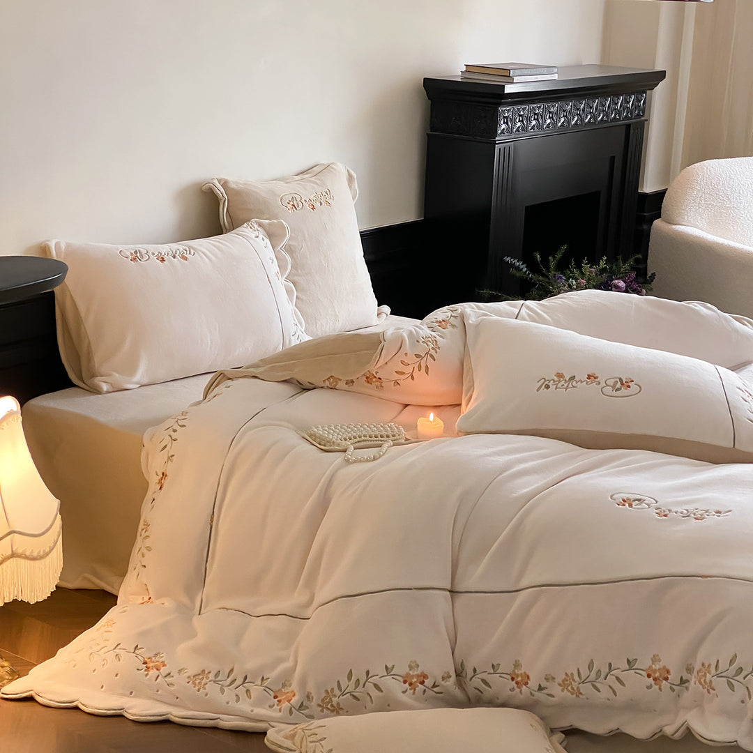Luxury Embroidered Cotton Sateen Duvet Cover Set with Scalloped Edge Pillow Shams
