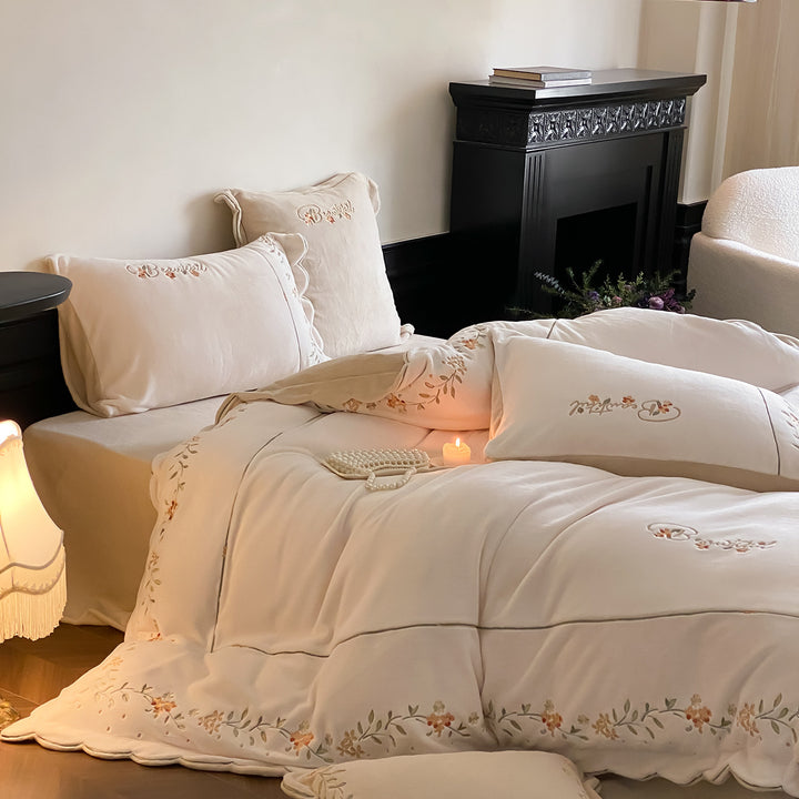 Luxury Embroidered Cotton Sateen Duvet Cover Set with Scalloped Edge Pillow Shams