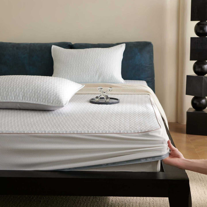 Breathable mattress topper made of memory foam with removable cotton cover