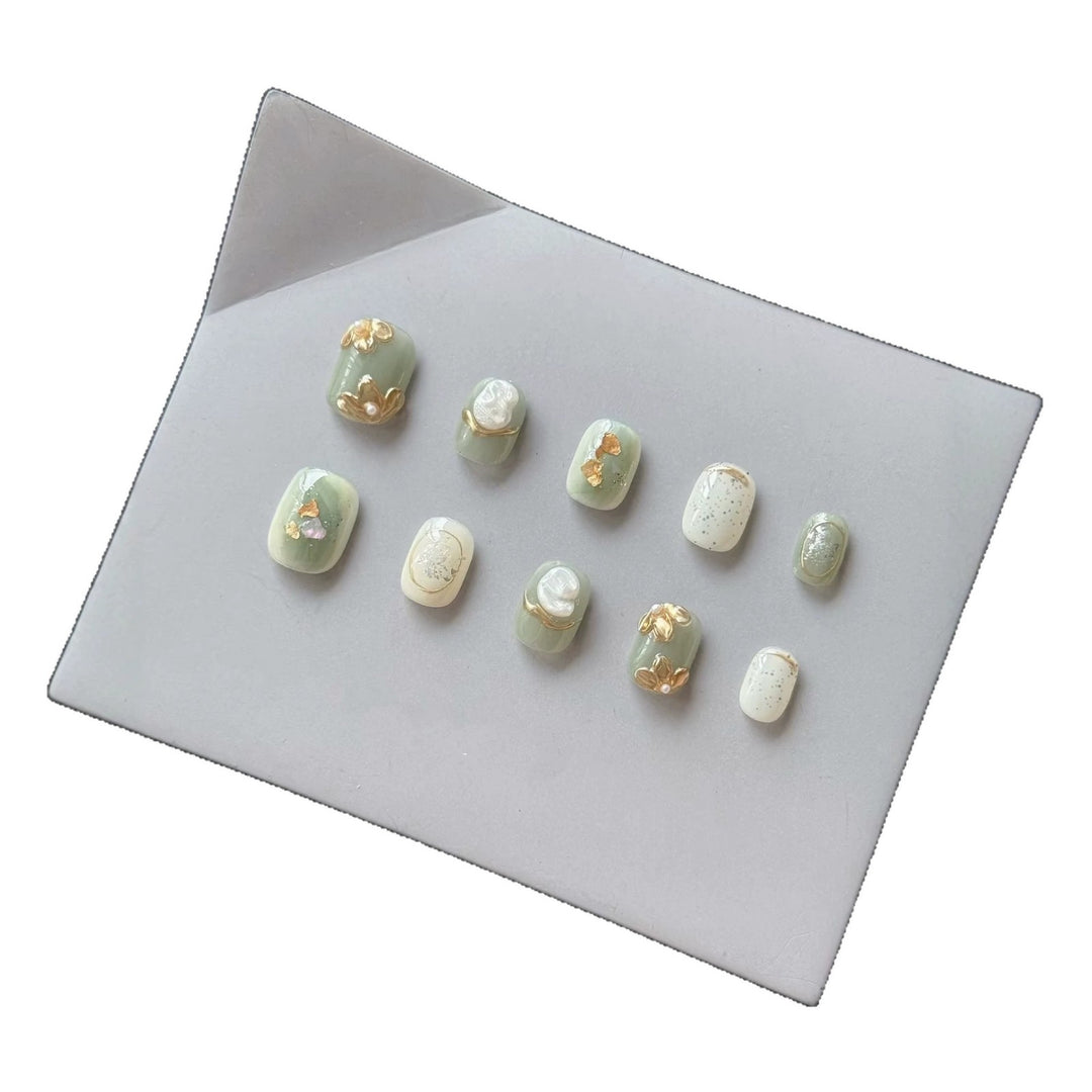 Decorative Press-On Nail Art Set with Elegant Gold Accents
