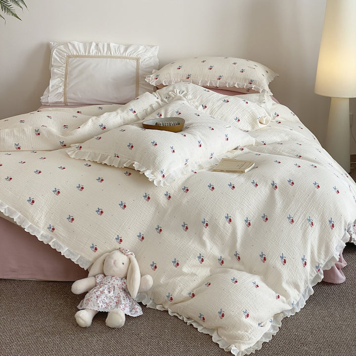 Bedding set made of cotton muslin with ruffles and playful animal print