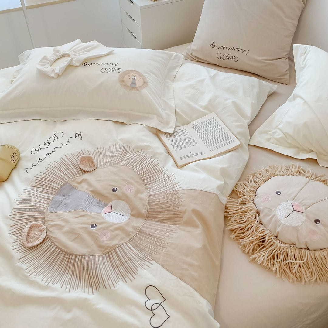 Cozy children's bedding set with playful lion appliqué made of cotton