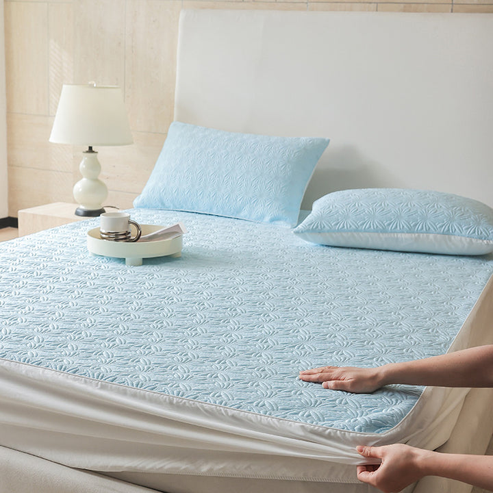Padded mattress protector with elastic all-around rubber and quilted floral pattern