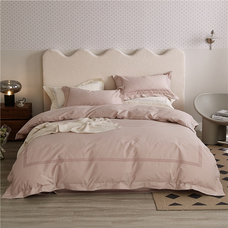 Elegant bed linen set made of cotton satin with fine piping and reversible function