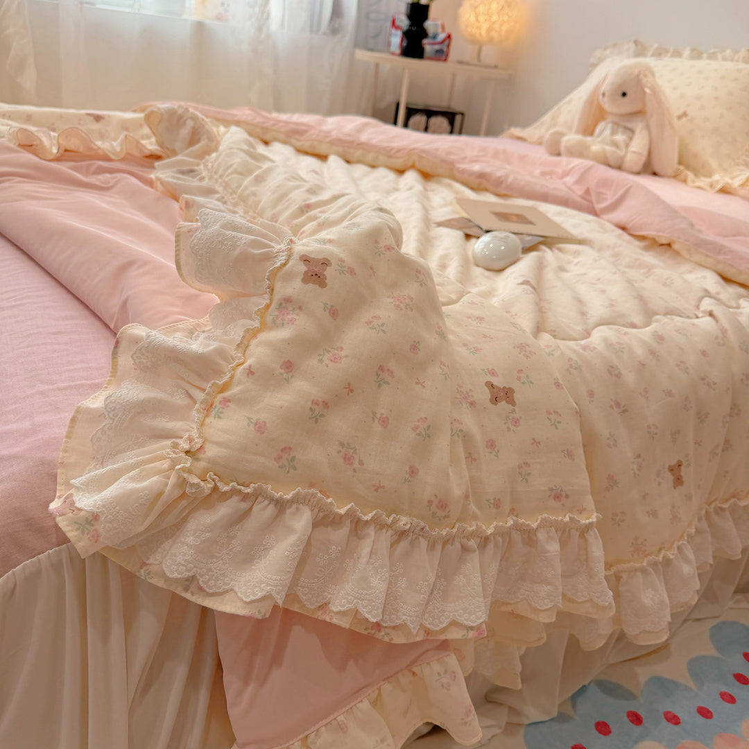 Patchwork bedding set made of cotton muslin with ruffles and light quilt
