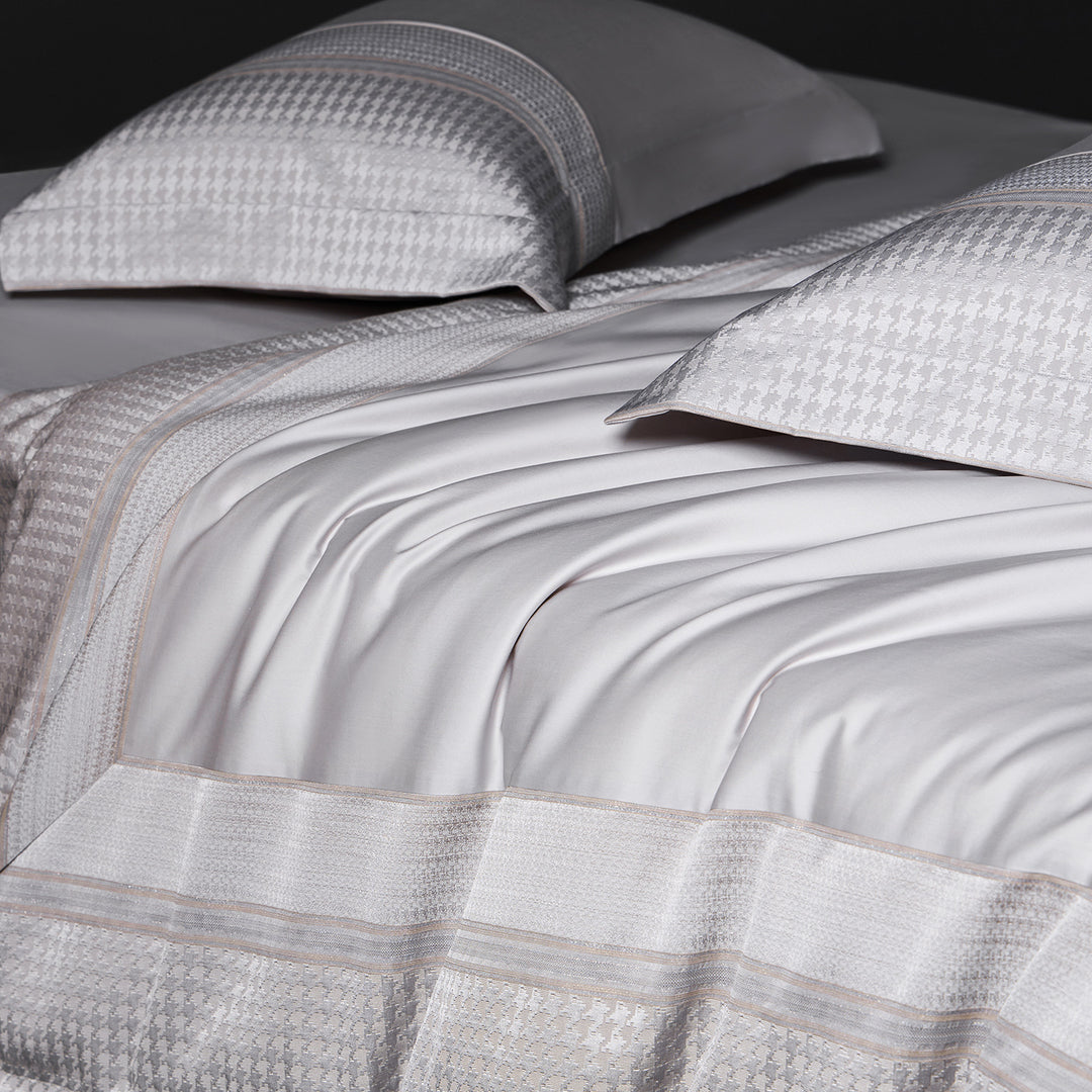 Luxurious cotton satin bedding set with houndstooth jacquard border and pillowcases