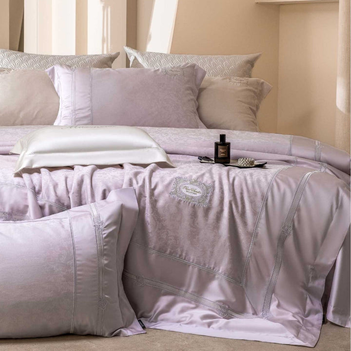 Luxurious cotton satin bedding set with damask jacquard, satin edge and embroidered medallion