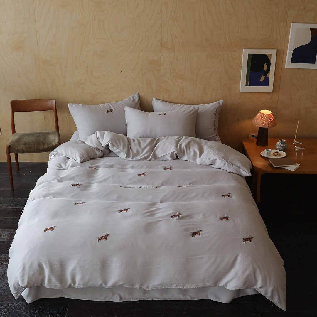 Finely woven bedding set with embroidered dachshund motifs