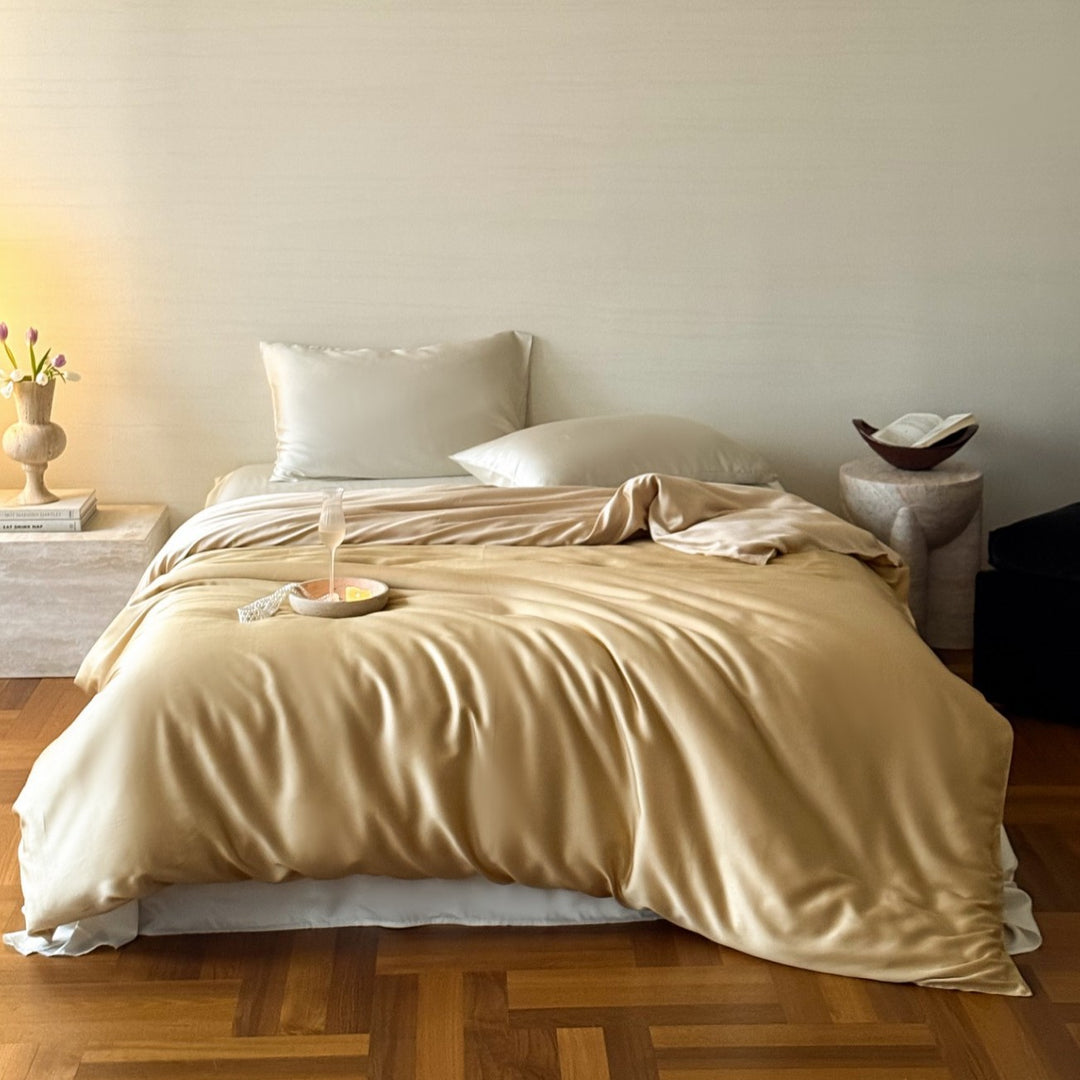 Luxurious satin bedding set with a silky-smooth surface, reversible function and hotel closure