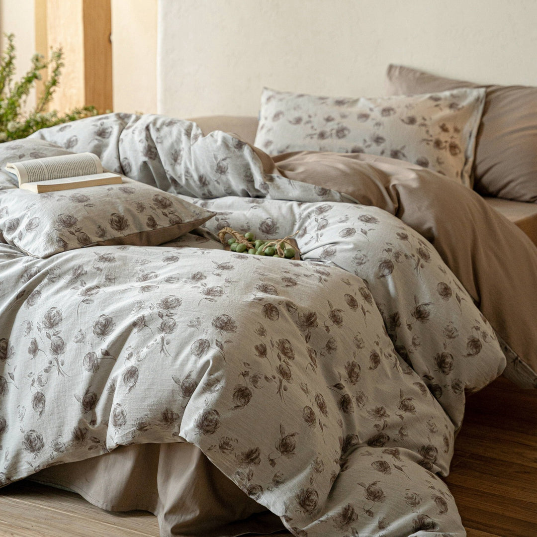 Duvet cover set made of cotton Renforcé with fine Toile flower pattern and extra soft jersey fitted sheet