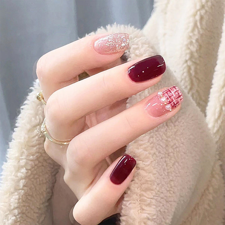Artificial nail set with glamorous glitter and textural accents Stornfield