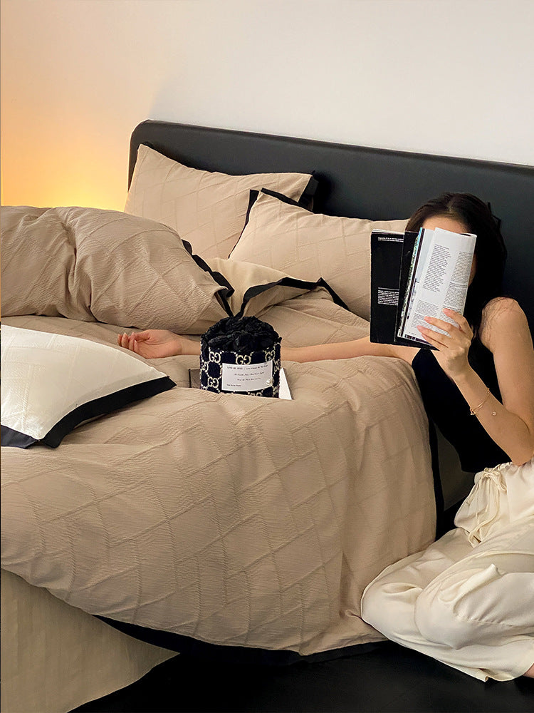 Padded duvet set made of cotton satin with contrasting piping edge