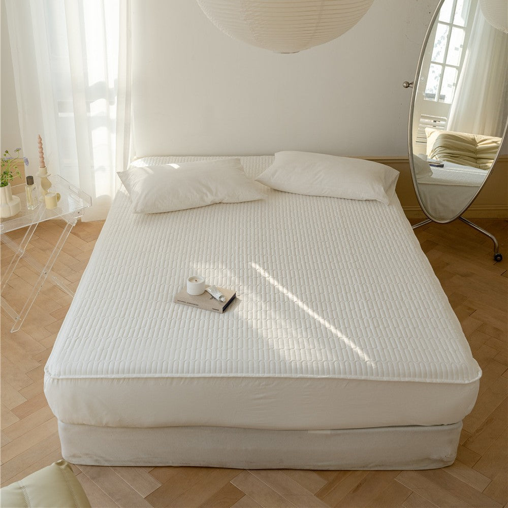 Padded mattress protector with fine quilted texture and all-round elastic band