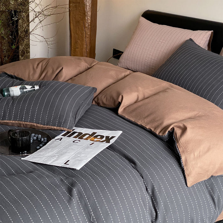 Reversible bedding set made of finely woven cotton satin with a fine quilted stripe